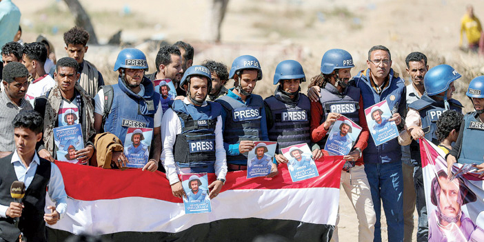  عدد من الإعلاميين أثناء دفن إعلامي توفي في حادثة مطار عدن