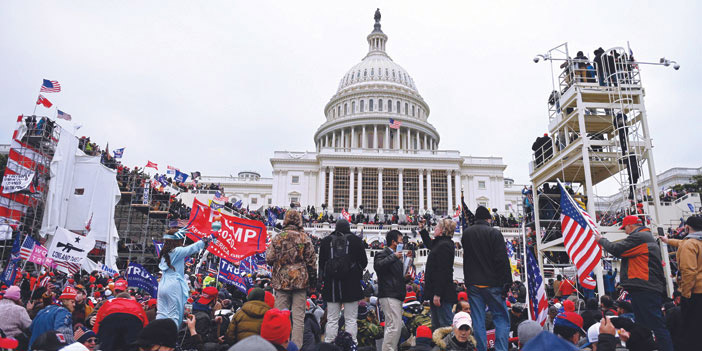  متظاهرون على شرفات وفي محيط مبنى الكونغرس