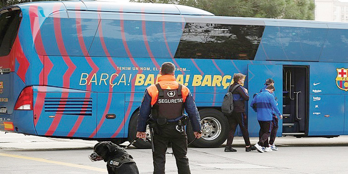 30 ألف يورو تجبر برشلونة للسفر بالحافلة 