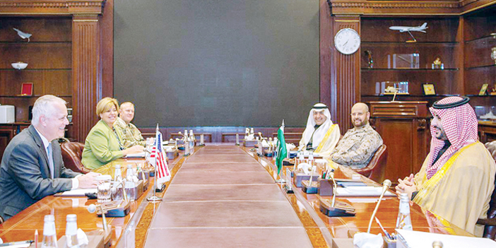  جانب من اجتماع الأمير خالد بن سلمان مع وكيل بوزارة الدفاع الأمريكية للسياسات المكلف