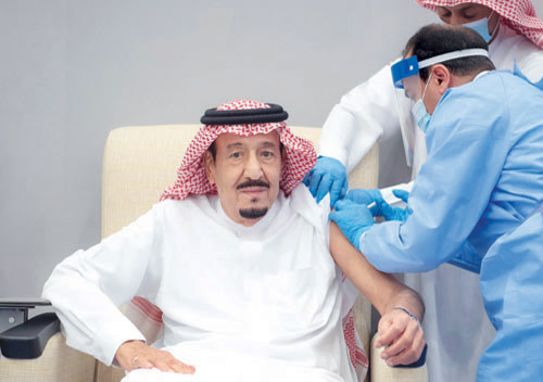 خادم الحرمين الشريفين-حفظه الله-خلال تلقيه الجرعة الأولى من اللقاح