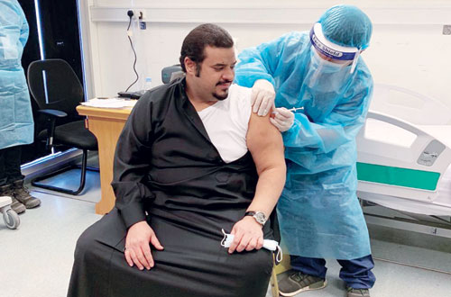  نائب أمير منطقة الرياض يتلقى اللقاح