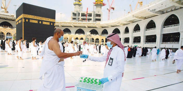  توزيع عبوات زمزم في صحن المطاف على المعتمرين