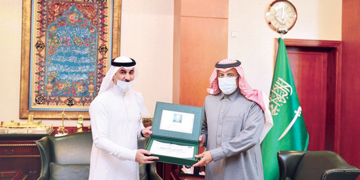  مدير فرع التجارة يسلم التقرير لسمو المحافظ