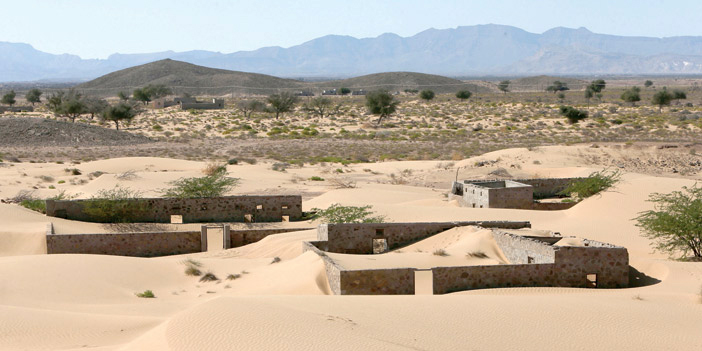 عمانيون يسعون لإعادة الحياة إلى قرية طمستها الرمال قبل 30 عاماً 