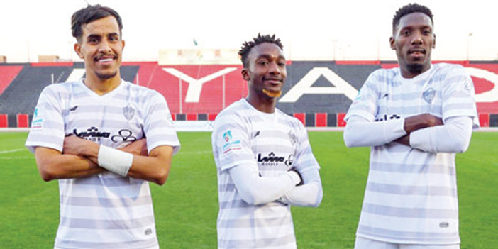  من فرحة لاعبي الطائي بتجاوز الدرعية