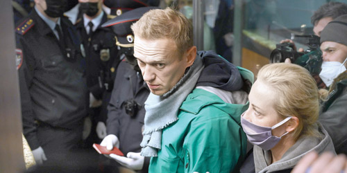  المعارض الروسي نافالني وزوجته بعد اعتقاله من الشرطة الروسية