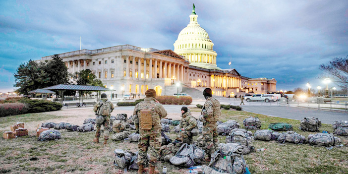  أعضاء الحرس الوطني الأمريكي بالقُرْب من الكابيتول في واشنطن
