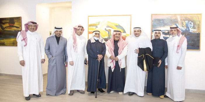  الفنانون التشكيليون في صورة جماعية مع أ. محمد الصقعبي وأ. علي الرزيزا