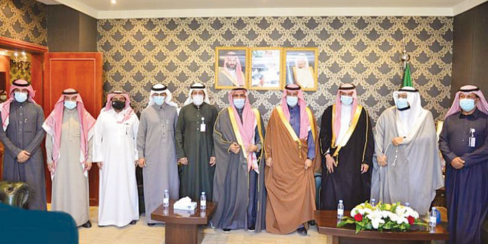  سمو المحافظ يتوسط رئيس وأعضاء اللجنة
