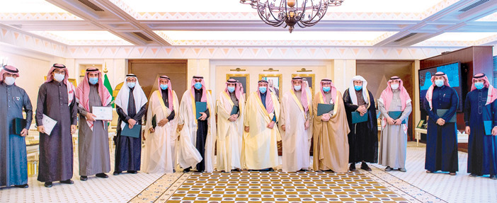 لقطة جماعية لبعض المكرمين المشاركين في برنامج تعزيز الأمن الفكري مع سموه