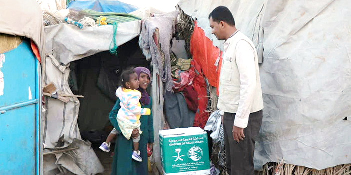 مركز الملك سلمان للإغاثة يوزع سلال الغذائية بمحافظة الجوف 