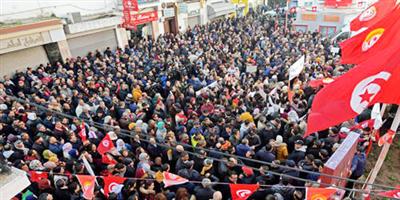 تعديل وزاري في تونس والمتظاهرون بالمئات 