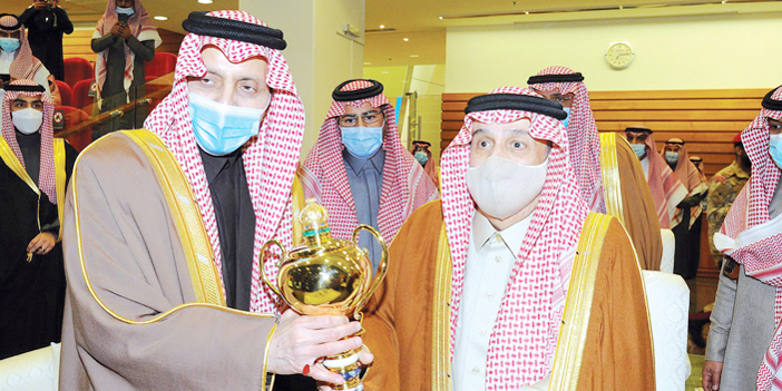  أمير منطقة الرياض يسلم الأمير فيصل بن خالد كأس خادم الحرمين لخيل الإنتاج