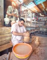 أبناء عائلة الغراش يرثون حرفة صناعة الفخار 