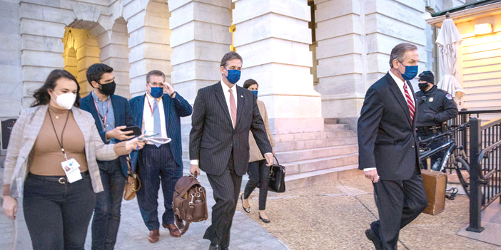  محامي ترامب خلال مغادرته مبنى الكابيتول بعد اليوم الأول لمحاكمة عزل ترامب