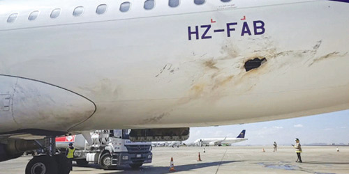 آثار الاعتداء الإرهابي الحوثي على إحدى الطائرات المدنية  في مطار أبها