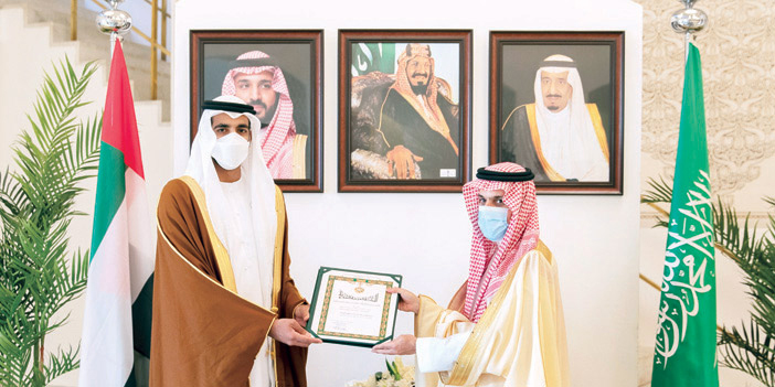  الشيخ شخبوط يتسلم الوشاح من وزير الخارجية