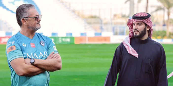  رئيس الهلال فهد بن نافل يتحدث مع المدرب الجديد