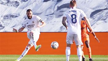 ريال مدريد يتغلب على فالنسيا بثنائية 