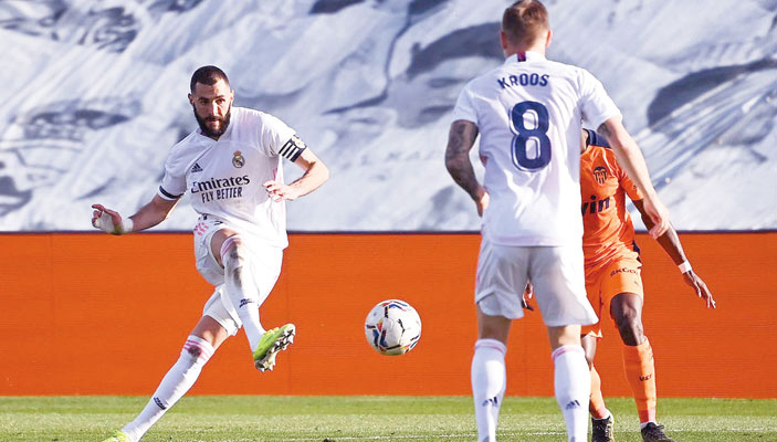 ريال مدريد يتغلب على فالنسيا بثنائية 