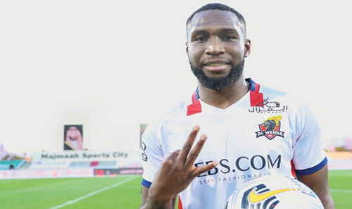  نياكاتي يحمل كرة المباراة