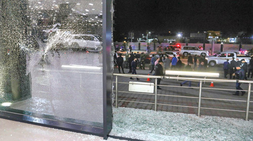  آثار العدوان الإرهابي على إحدى واجهات مطار آربيل