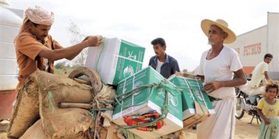 مركز الملك سلمان للإغاثة يوزع سلال غذائية في عدة محافظات باليمن 