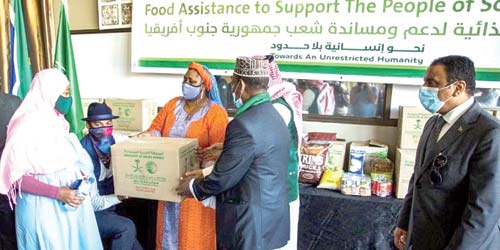 مساعدات غذائية لدعم الأسر المتضررة من كورونا في جنوب إفريقيا 