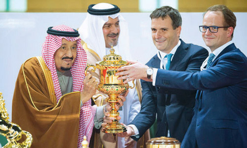  خادم الحرمين خلال رعايته النسخة من «كأس السعودية»