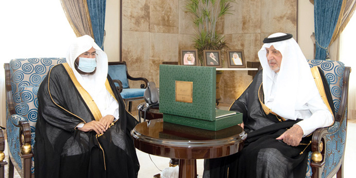  الأمير خالد الفيصل خلال استقباله الشيخ السديس