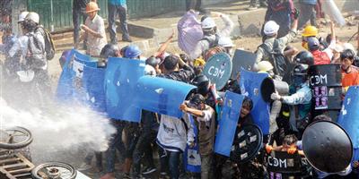 قوات الأمن تطلق الرصاص على المتظاهرين في بورما 