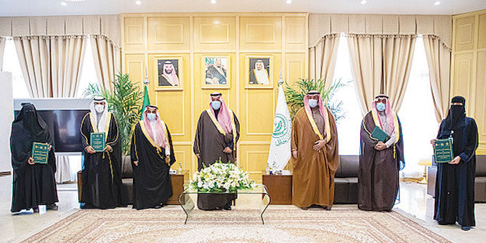  صورة تجمع سمو أمير المنطقة ومعالي محافظ المؤسسة بعد توقيع الاتفاقيات