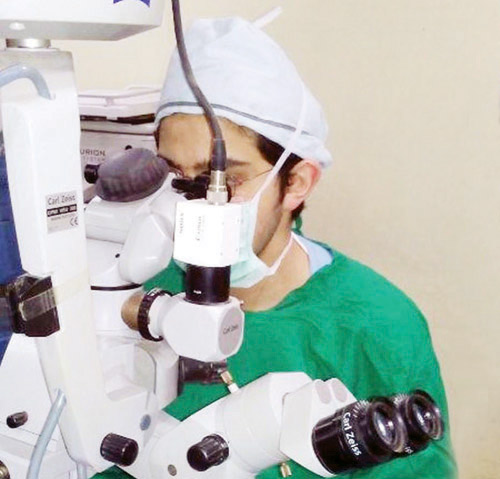 طبيب سعودي يجري عملية نادرة عالمياً 