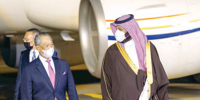  ولي العهد خلال استقباله رئيس الوزراء الماليزي لدى وصوله إلى الرياض