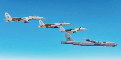 تمرين ثنائي بين المقاتلات السعودية F15-SA والقاذفات الأمريكية B52 