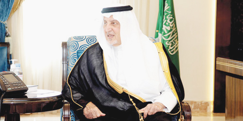  الأمير خالد الفيصل خلال استقباله ابن مشيط