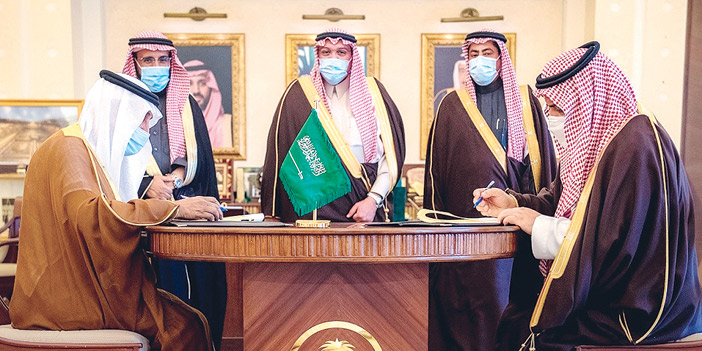  لقطتان من مراسم توقيع الاتفاقية بين جامعة القصيم ودارة الملك عبد العزيز