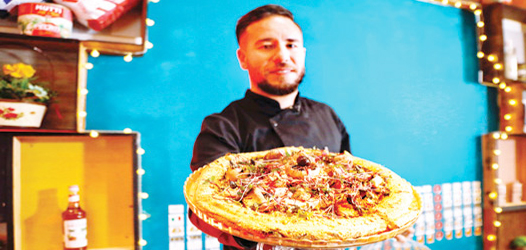 مطعم تونسي يصنع أغلى بيتزا بأوراق الذهب 