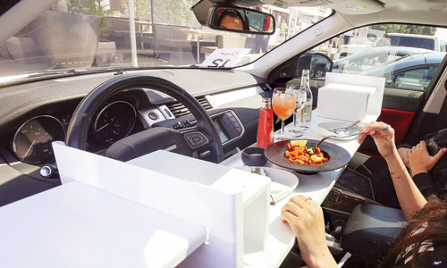مطعم يُقدم وجباته للزبائن داخل سياراتهم في الكويت 