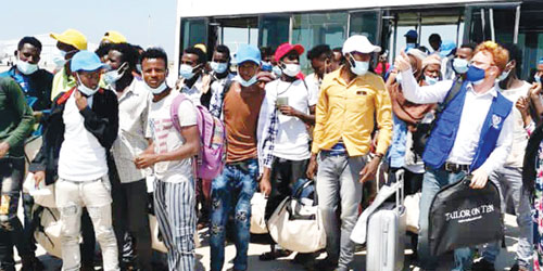 التحالف ينقل 160 مهاجراً أفريقياً جواً 