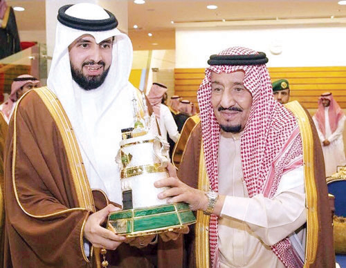  الملك متوجاً نجله الأمير سعود بكأس المؤسس للنسخة قبل الماضية