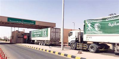 عبور 20 شاحنة إغاثية سعودية لعدة محافظات يمنية 