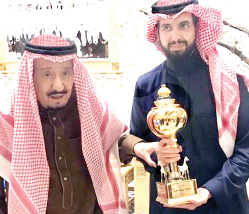  خادم الحرمين مع نجله الأمير سعود بعد التتويج باللقب الثالث