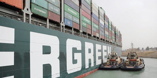 السفينة العالقة في قناة السويس تعرقل 10 % من التجارة الدولية 