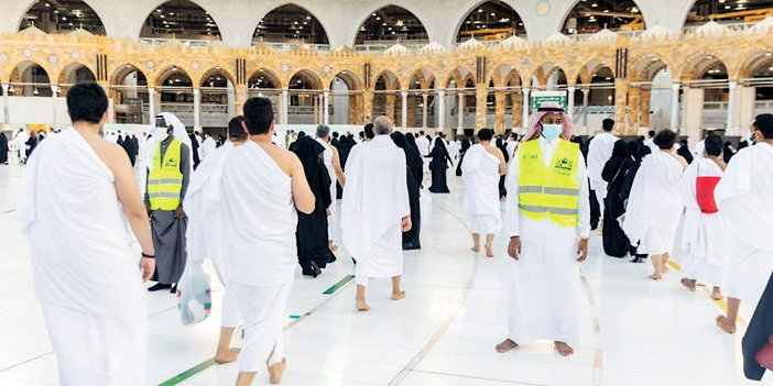  المتطوعون يقدمون الخدمات لقاصدي المسجد الحرام
