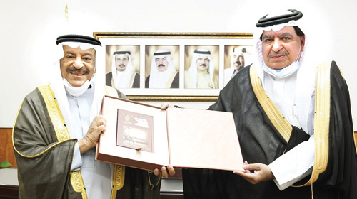 الياقوت يهدي آخر إصداراته لرئيس مجلس الشورى بالبحرين 