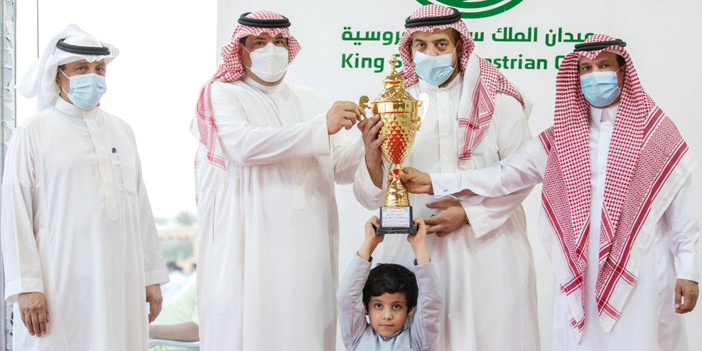  مدير عام الميدان ونائبه يسلمان كأس الدعم الـ24 لناصر الدرع