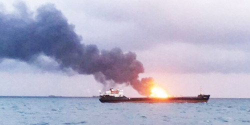  السفينة سافيز الإيرانية أثناء استهدافها في البحر الأحمر