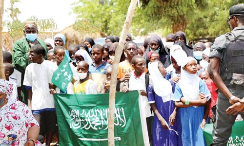 الندوة العالمية للشباب الإسلامي توزع السلال الغذائية في النيجر 